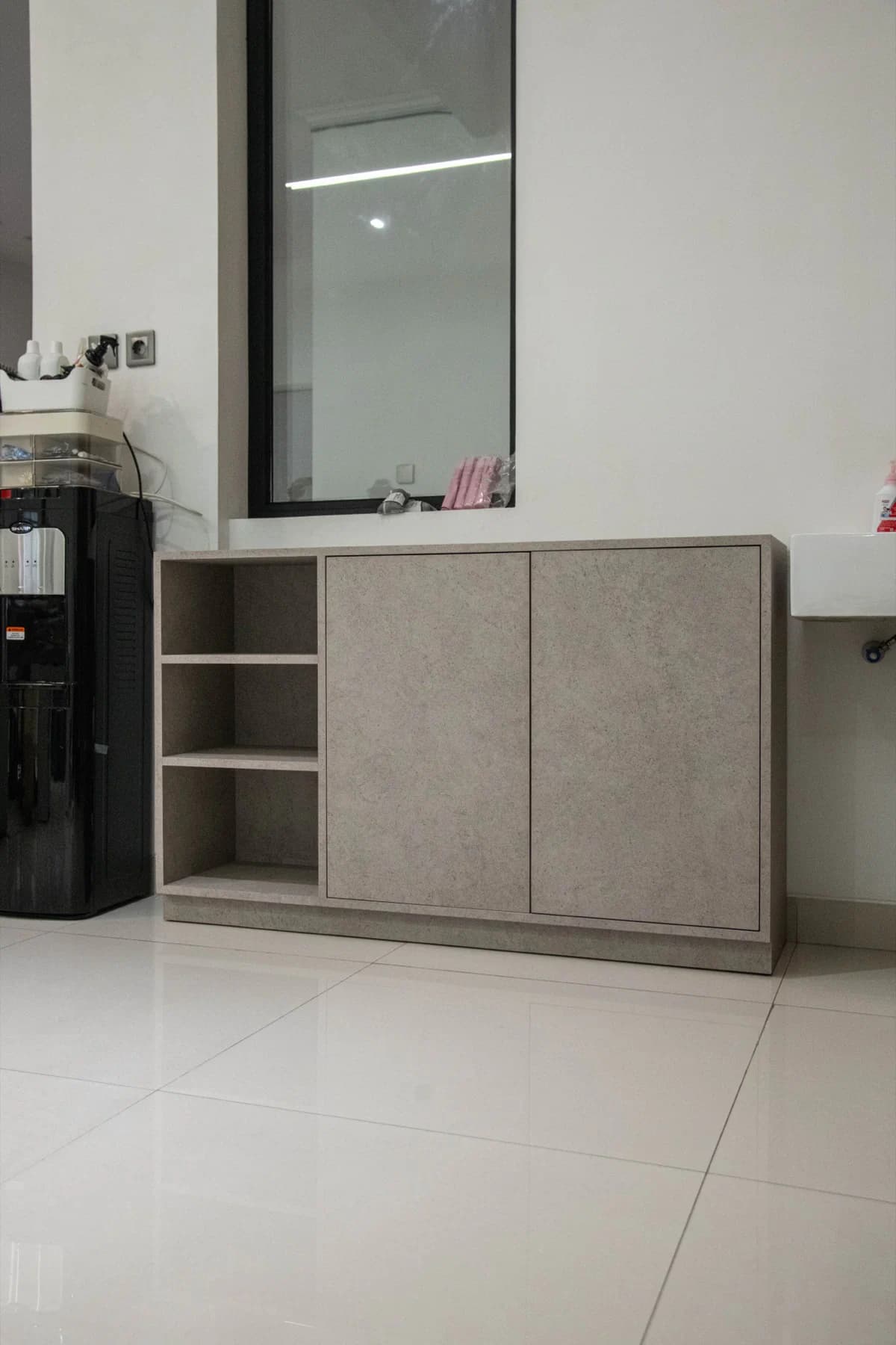 Kabinet pantry mini — Concrete grey HPL · 2 pintu engsel + rak terbuka samping