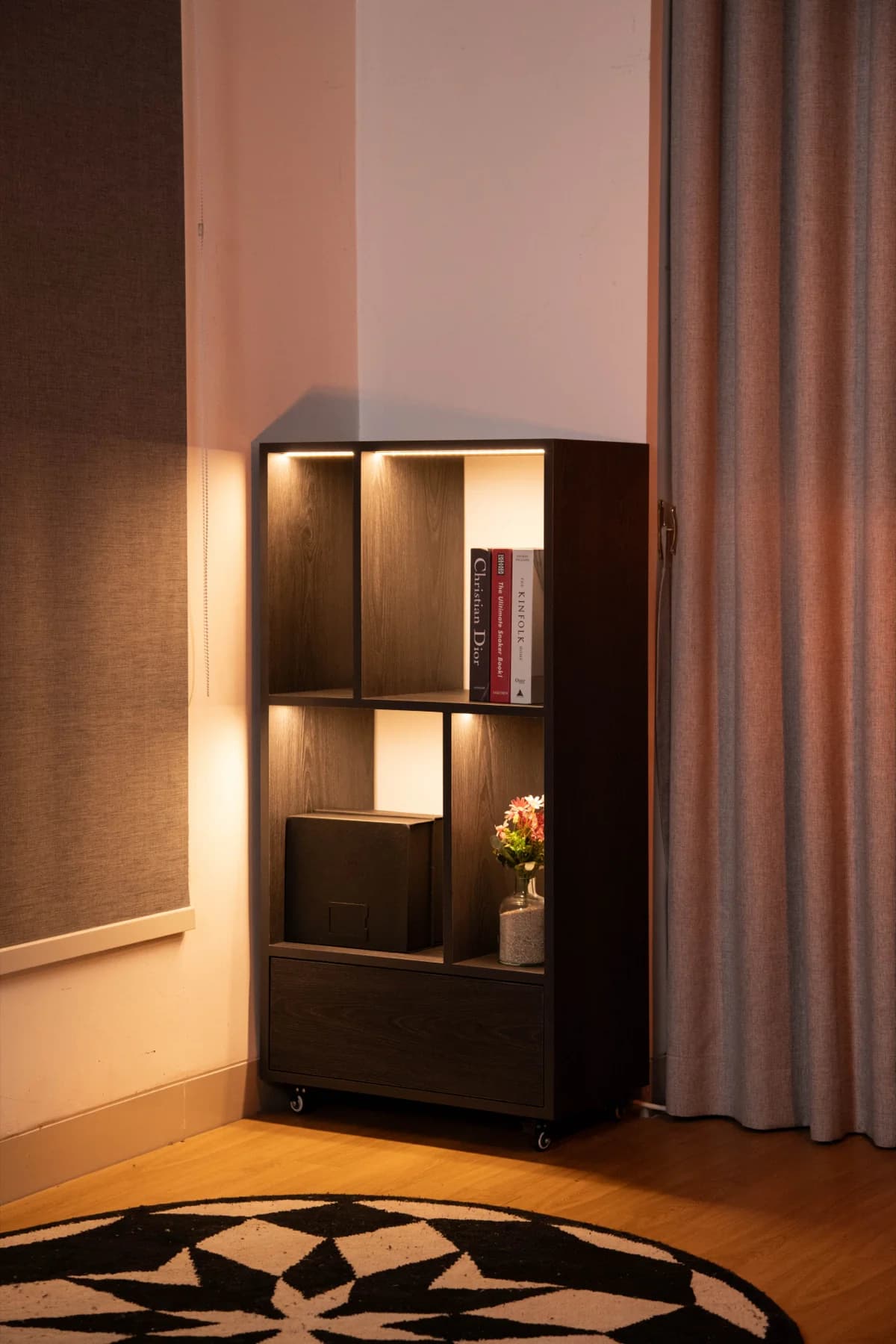 Rak buku LED nakas — Dark walnut · 4 compartment + 1 laci + LED warm