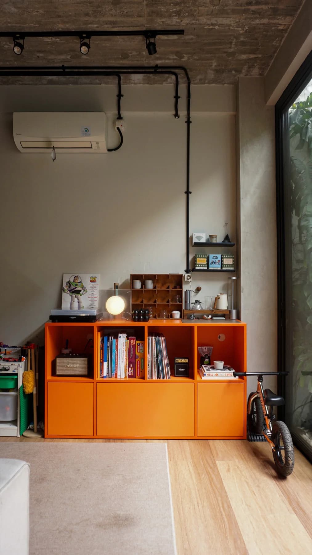 Buffet TV industrial — Orange · 3 laci + rak buku + open shelving