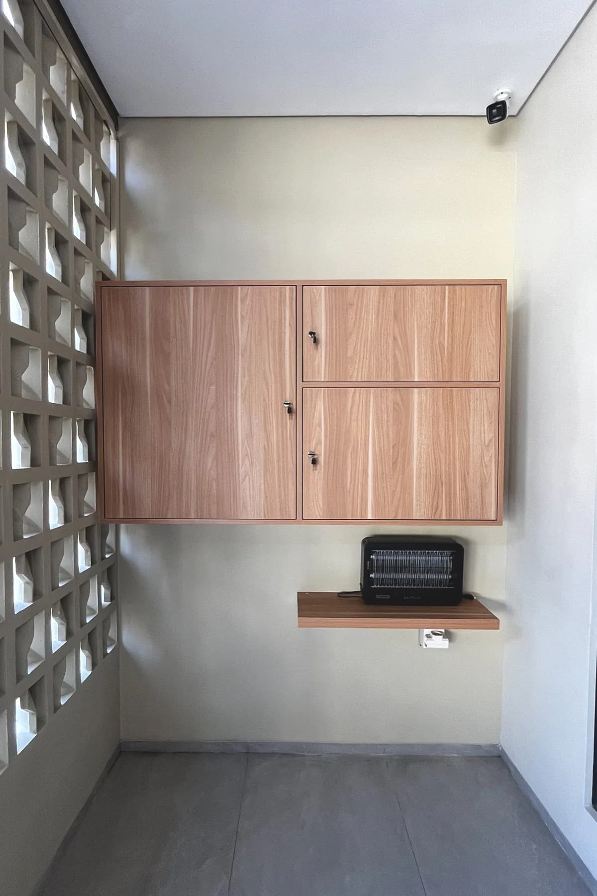 Lemari gantung dapur — Oak natural · 3 pintu engsel + rak terbuka